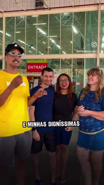 Capa do vídeo de voluntariado, com quatro pessoas sorrindo